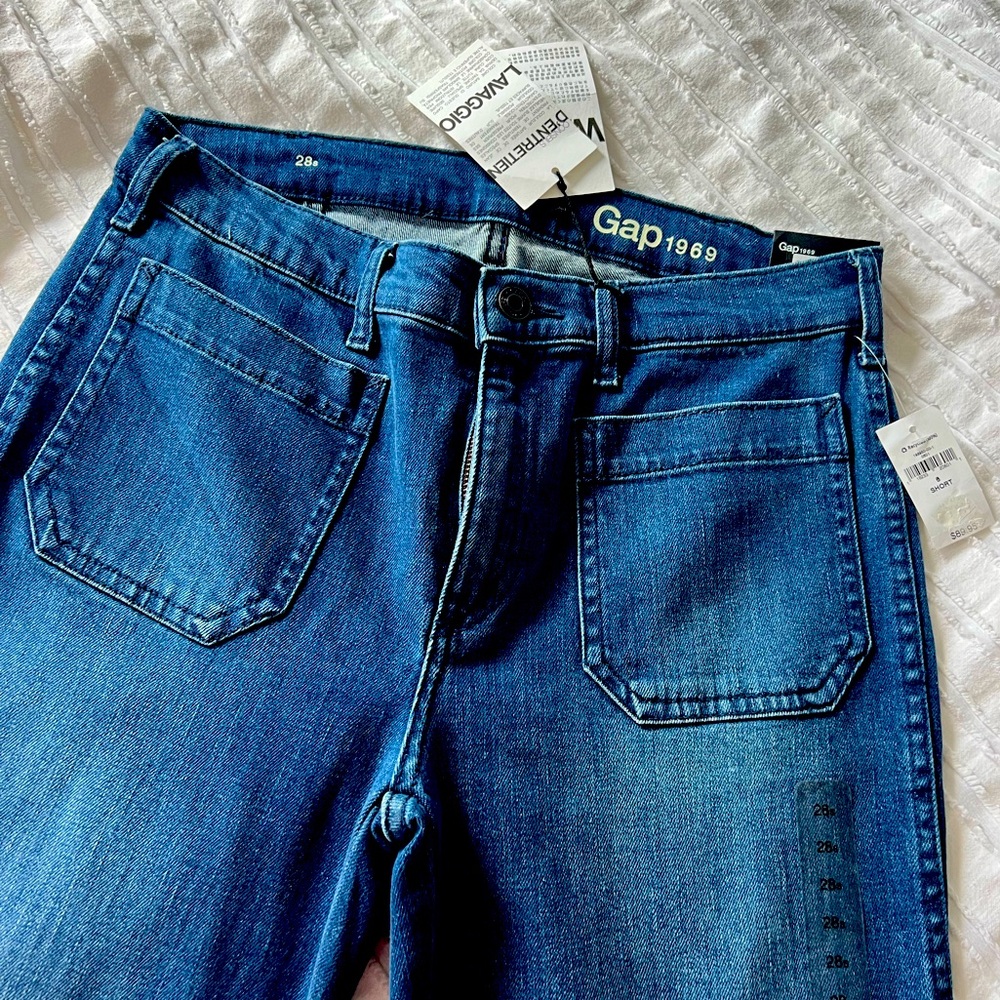 BNWT Gap AUTHENTIC FLARE MID RISE STRETCH - size 28s (6short)